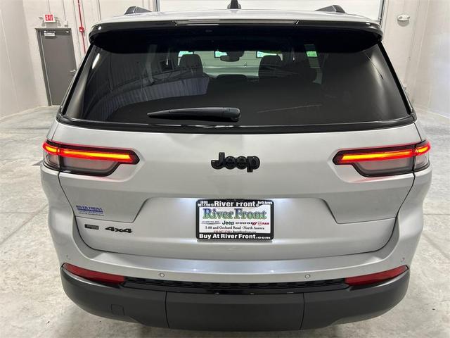 Photo of 2023 Silver Zynith Jeep Grand Cherokee L