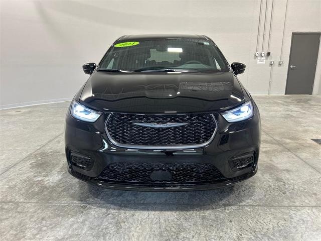 Photo of 2024 Diamond Black Chrysler Pacifica Hybrid