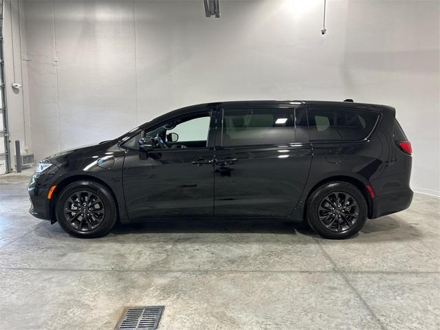 Photo of 2024 Diamond Black Chrysler Pacifica Hybrid