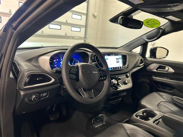 Photo of 2024 Diamond Black Chrysler Pacifica Hybrid