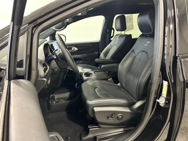 Photo of 2024 Diamond Black Chrysler Pacifica Hybrid