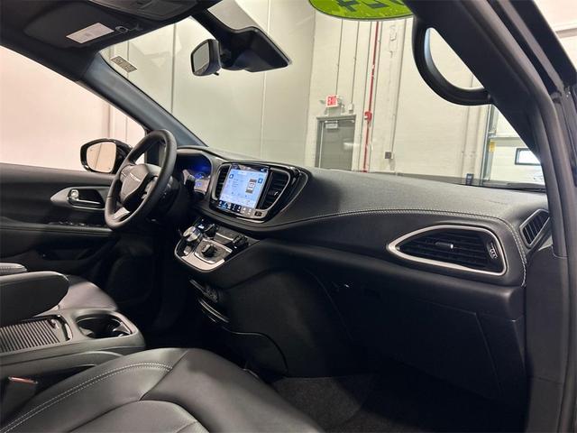 Photo of 2024 Diamond Black Chrysler Pacifica Hybrid