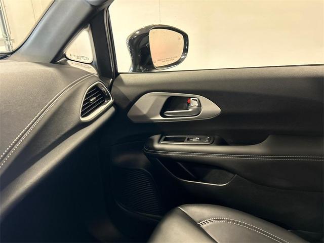 Photo of 2024 Diamond Black Chrysler Pacifica Hybrid