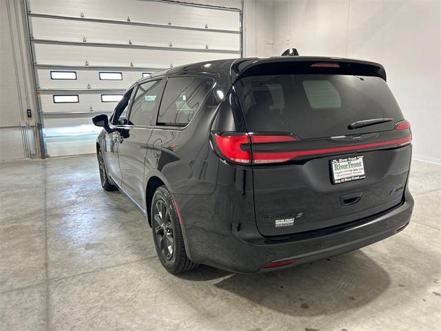 Photo of 2024 Diamond Black Chrysler Pacifica Hybrid