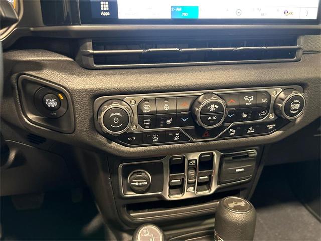 Photo of 2025 Black Clearcoat Jeep Wrangler
