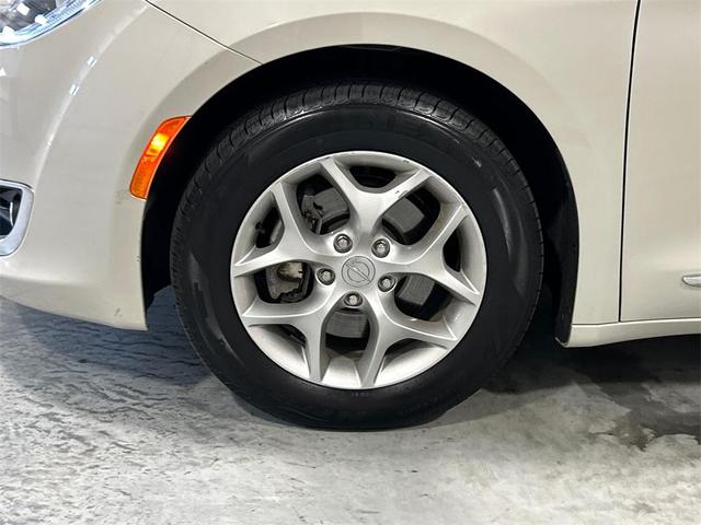 Photo of 2019 Luxury White Pearlcoat Chrysler Pacifica