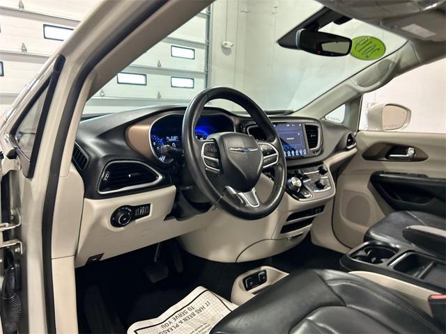 Photo of 2019 Luxury White Pearlcoat Chrysler Pacifica