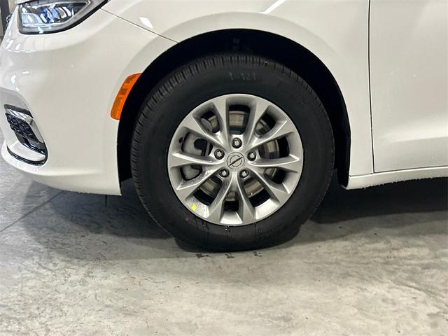 Photo of 2025 Bright White Clearcoat Chrysler Pacifica