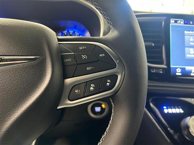 Photo of 2025 Bright White Clearcoat Chrysler Pacifica