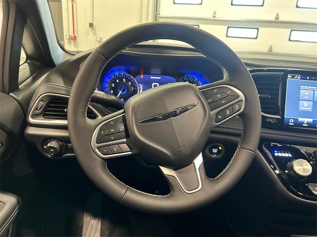 Photo of 2025 Bright White Clearcoat Chrysler Pacifica