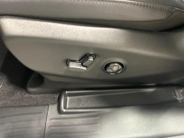 Photo of 2025 Bright White Clearcoat Chrysler Pacifica