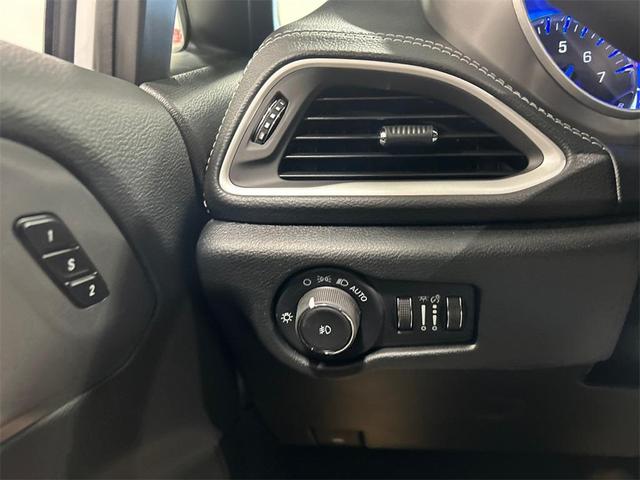 Photo of 2025 Bright White Clearcoat Chrysler Pacifica