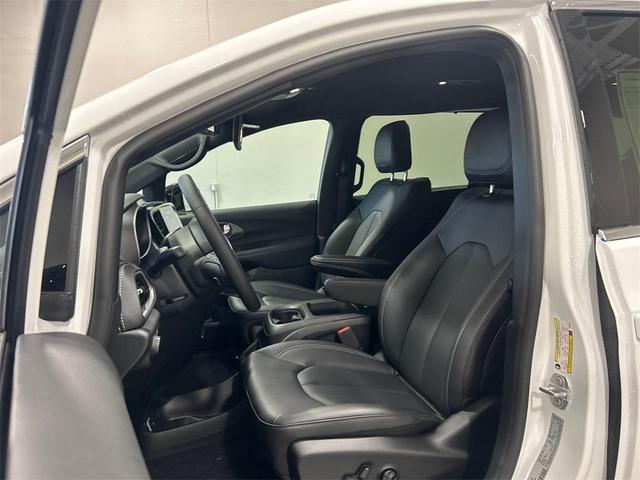 Photo of 2025 Bright White Clearcoat Chrysler Pacifica