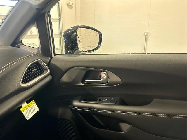 Photo of 2025 Bright White Clearcoat Chrysler Pacifica