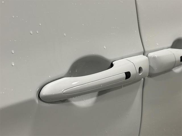 Photo of 2025 Bright White Clearcoat Chrysler Pacifica