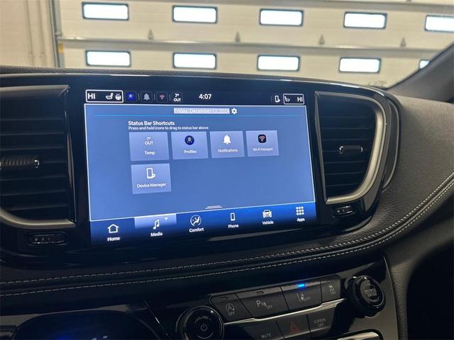 Photo of 2025 Bright White Clearcoat Chrysler Pacifica