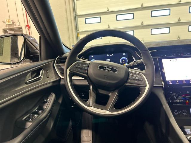 Photo of 2025 Bright White Clearcoat Jeep Grand Cherokee