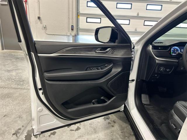 Photo of 2025 Bright White Clearcoat Jeep Grand Cherokee