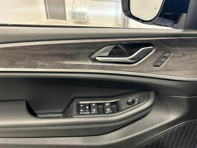 Photo of 2025 Bright White Clearcoat Jeep Grand Cherokee