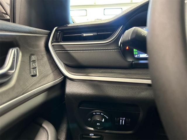 Photo of 2025 Bright White Clearcoat Jeep Grand Cherokee