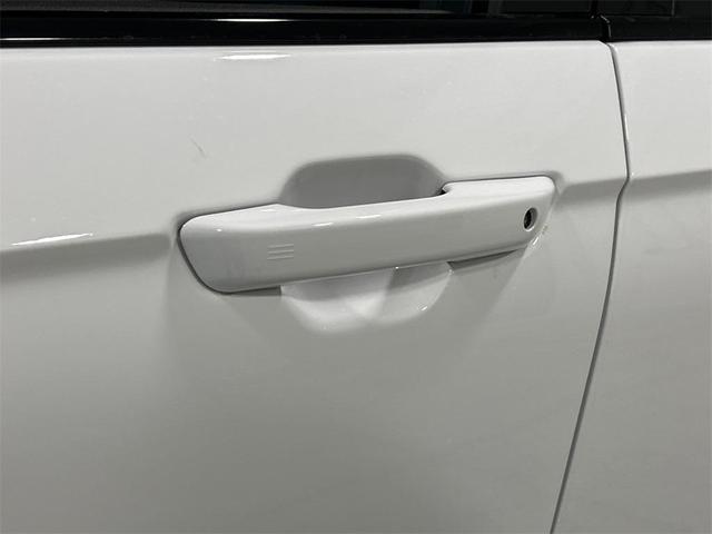 Photo of 2025 Bright White Clearcoat Jeep Grand Cherokee