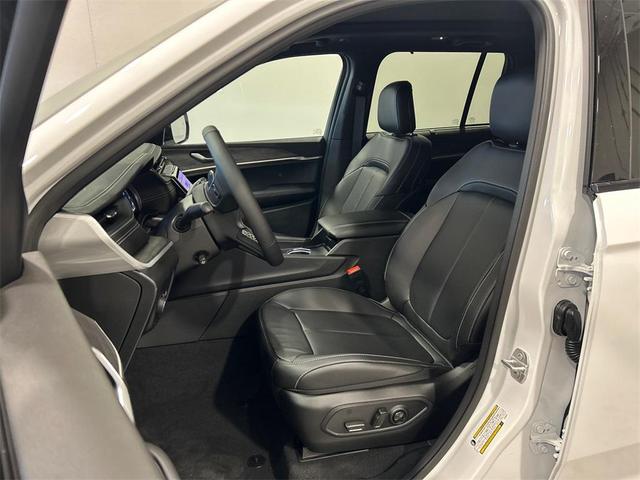 Photo of 2025 Bright White Clearcoat Jeep Grand Cherokee