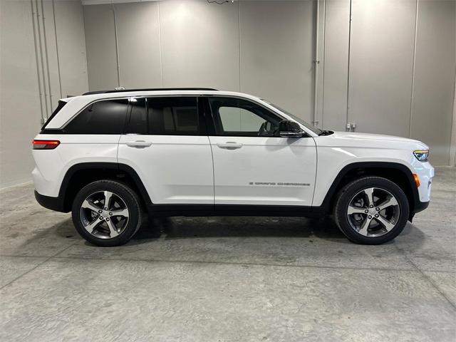Photo of 2025 Bright White Clearcoat Jeep Grand Cherokee