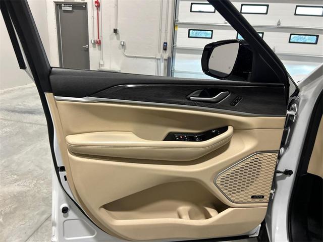 Photo of 2021 Bright White Clearcoat Jeep Grand Cherokee L