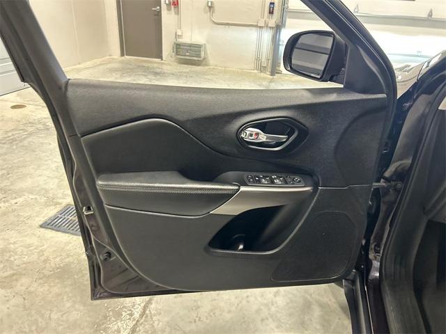 Photo of 2021 Sangria Metallic Jeep Cherokee