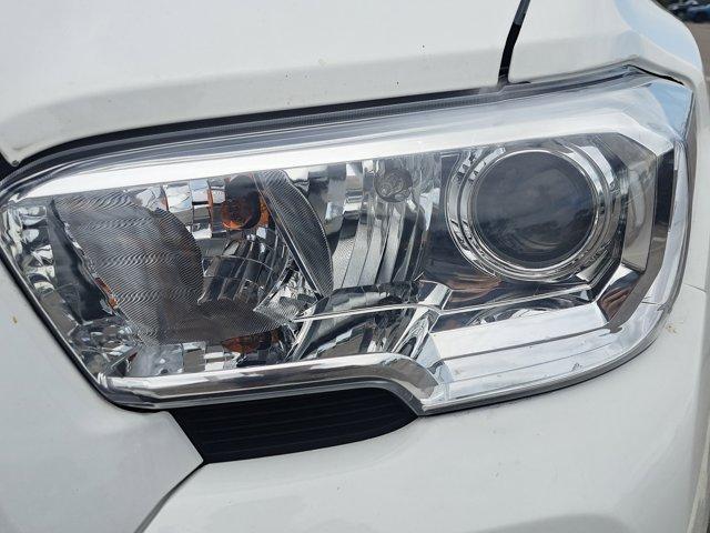 Photo of 2021 Super White Toyota Tacoma