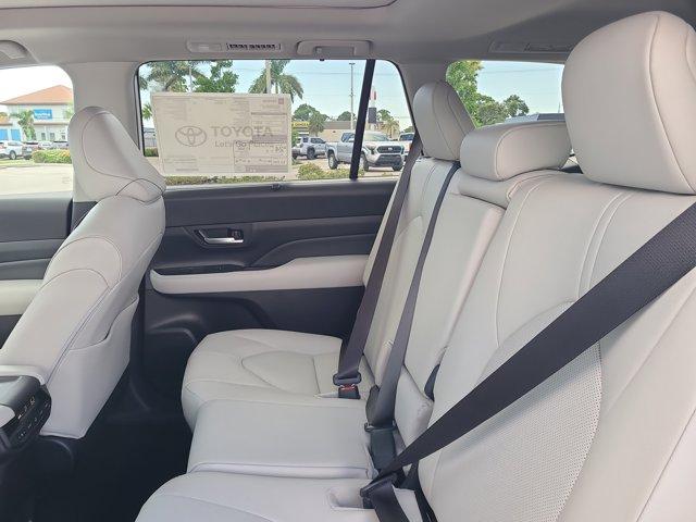 Photo of 2025 Wind Chill Pearl Toyota Grand Highlander