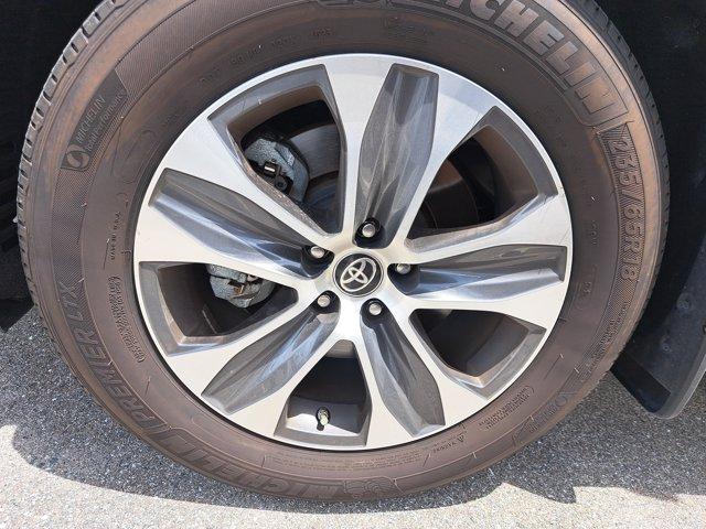 Photo of 2024 Celestial Silver Metallic Toyota Highlander