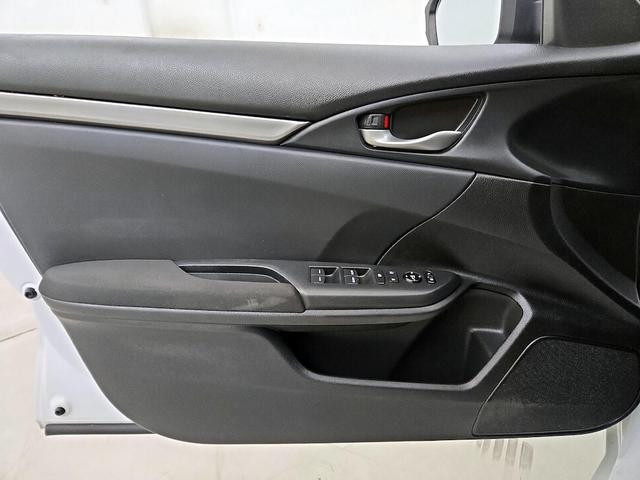 Photo of 2021 White Honda Civic