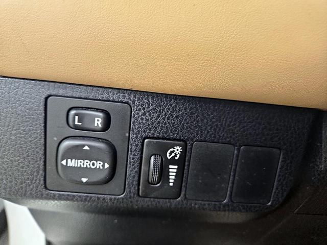 Photo of 2016 White Toyota RAV4