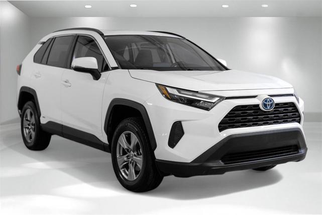 Photo of 2022 White Toyota RAV4 Hybrid