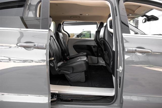 Photo of 2022 Ceramic Gray Clearcoat Chrysler Pacifica