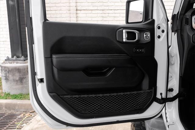 Photo of 2018 Bright White Clearcoat Jeep Wrangler Unlimited