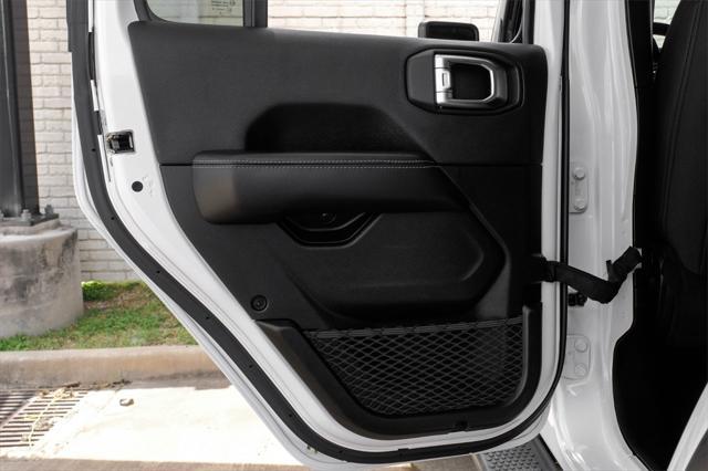 Photo of 2018 Bright White Clearcoat Jeep Wrangler Unlimited