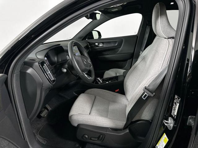 Photo of 2023 Onyx Black Metallic Volvo C40 Recharge Pure Electric