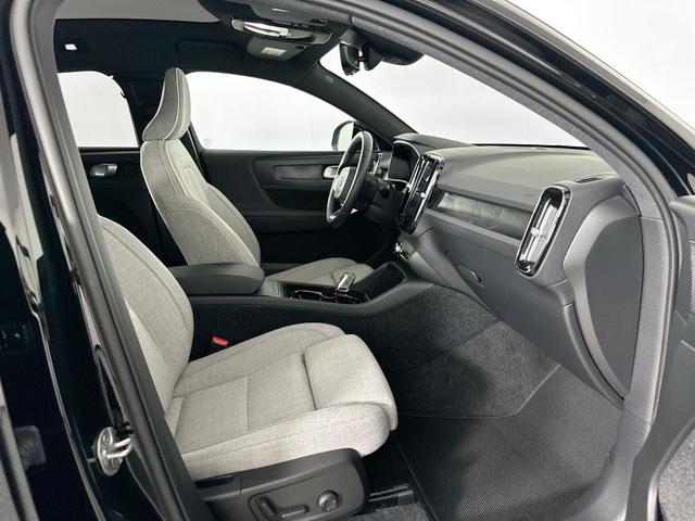 Photo of 2023 Onyx Black Metallic Volvo C40 Recharge Pure Electric