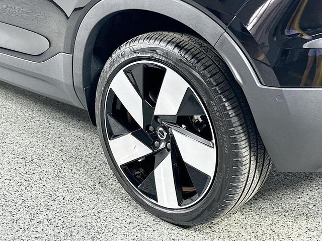 Photo of 2023 Onyx Black Metallic Volvo C40 Recharge Pure Electric