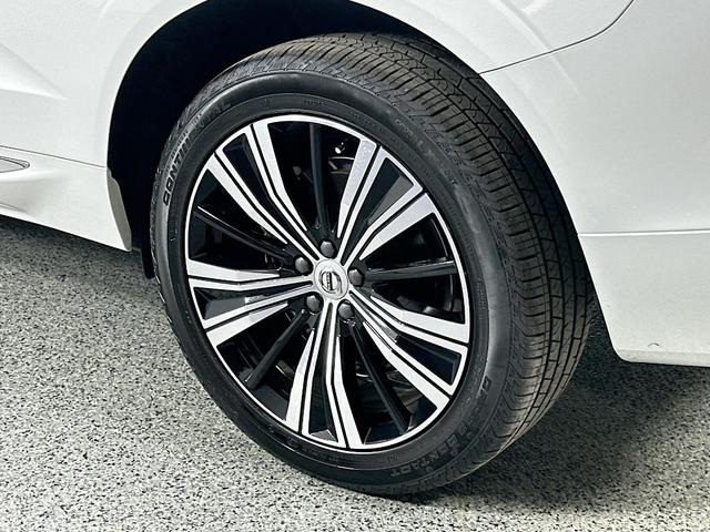 Photo of 2022 Crystal White Metallic Volvo XC60