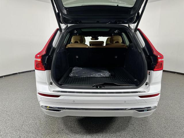 Photo of 2022 Crystal White Metallic Volvo XC60