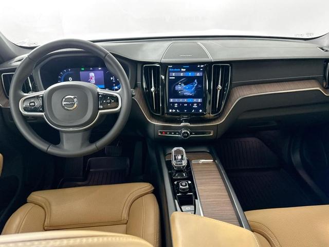 Photo of 2022 Crystal White Metallic Volvo XC60