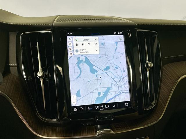 Photo of 2022 Crystal White Metallic Volvo XC60