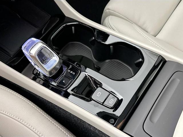 Photo of 2026 Crystal White Volvo XC40