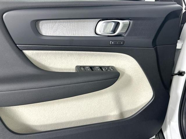 Photo of 2026 Crystal White Volvo XC40