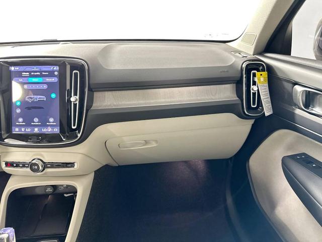 Photo of 2026 Crystal White Volvo XC40