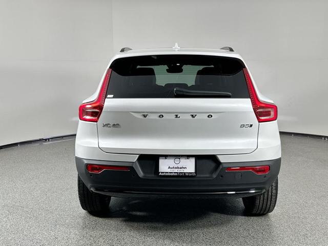 Photo of 2026 Crystal White Volvo XC40
