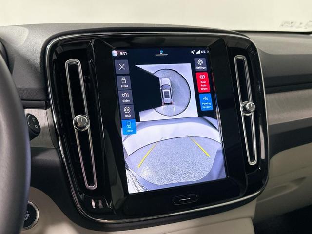 Photo of 2026 Crystal White Volvo XC40